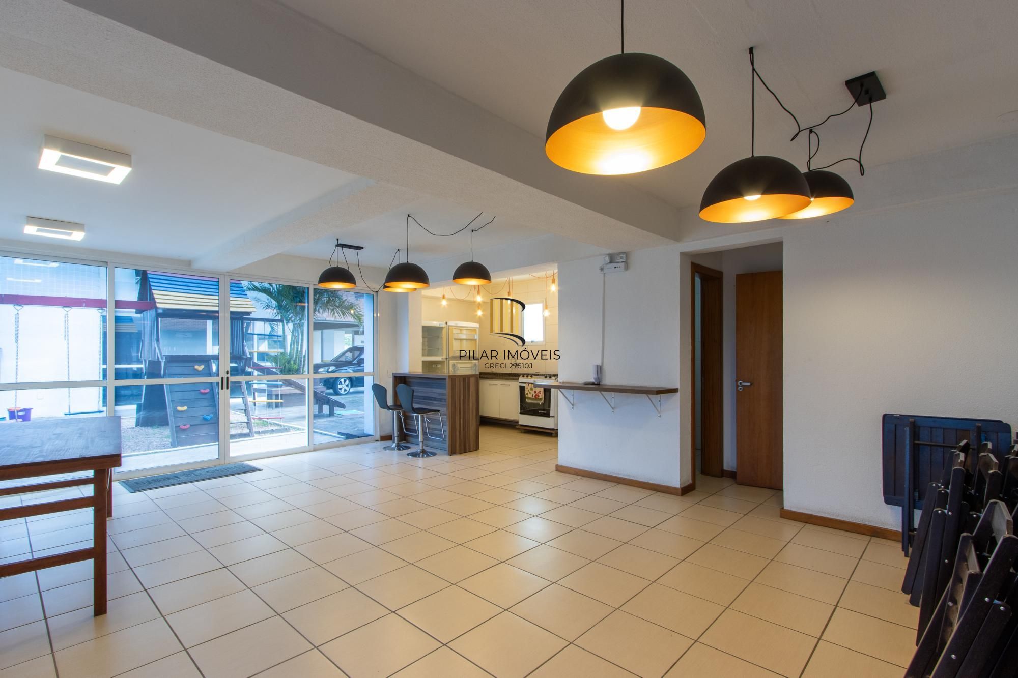 Apartamento de 2 dormitórios, na zona sul de Porto Alegre, semi-mobiliado, churrasqueira e box escriturado.
