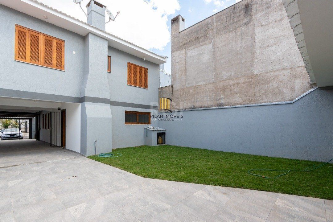Casa para Venda - 247m², 3 dormitórios, sendo 1 suites, 4 vagas - Vila Nova