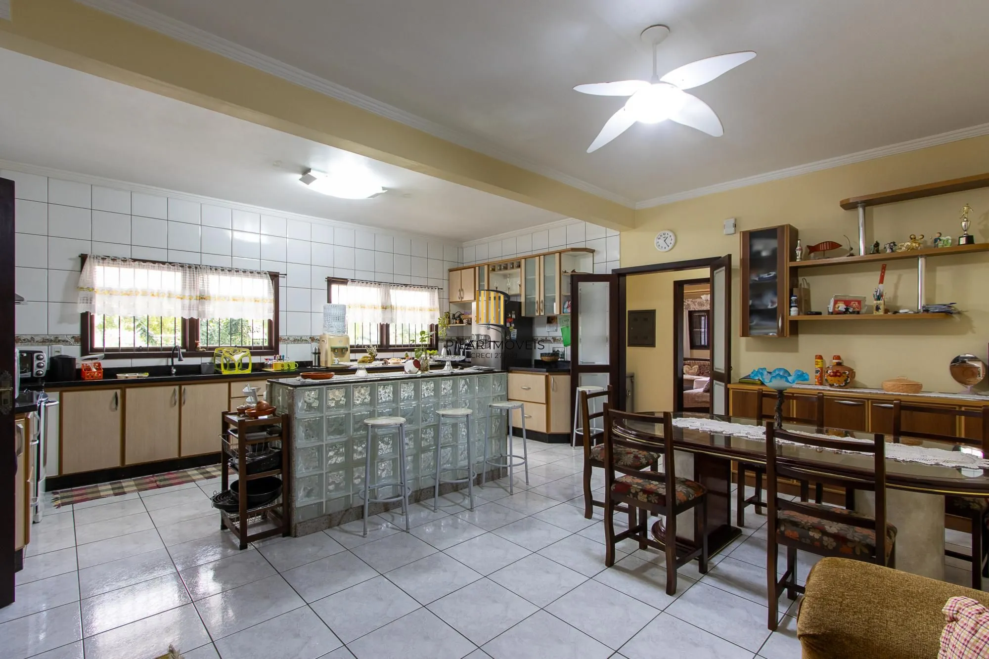 Casa Residencial ou Comercial, com 3 quartos (1 suite), 229m² privativos - Bairro Tristeza