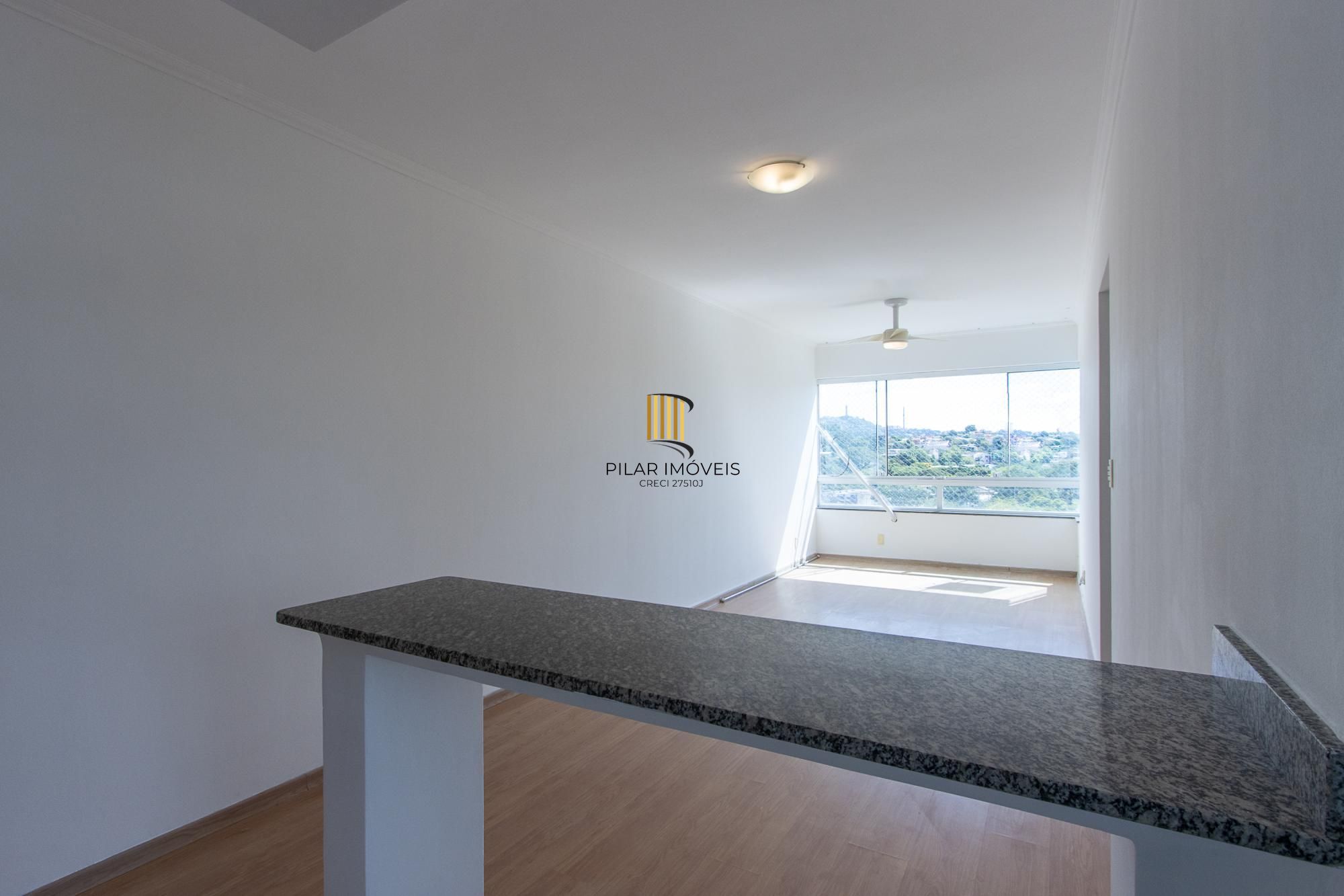 Apartamento de 3 dormitórios, 1 banheiro e uma vaga de garagem.