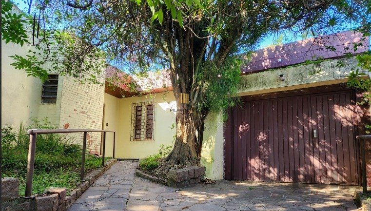 casa à venda no bairro Menino Deus em Porto Alegre. Com 160m² de área privativa