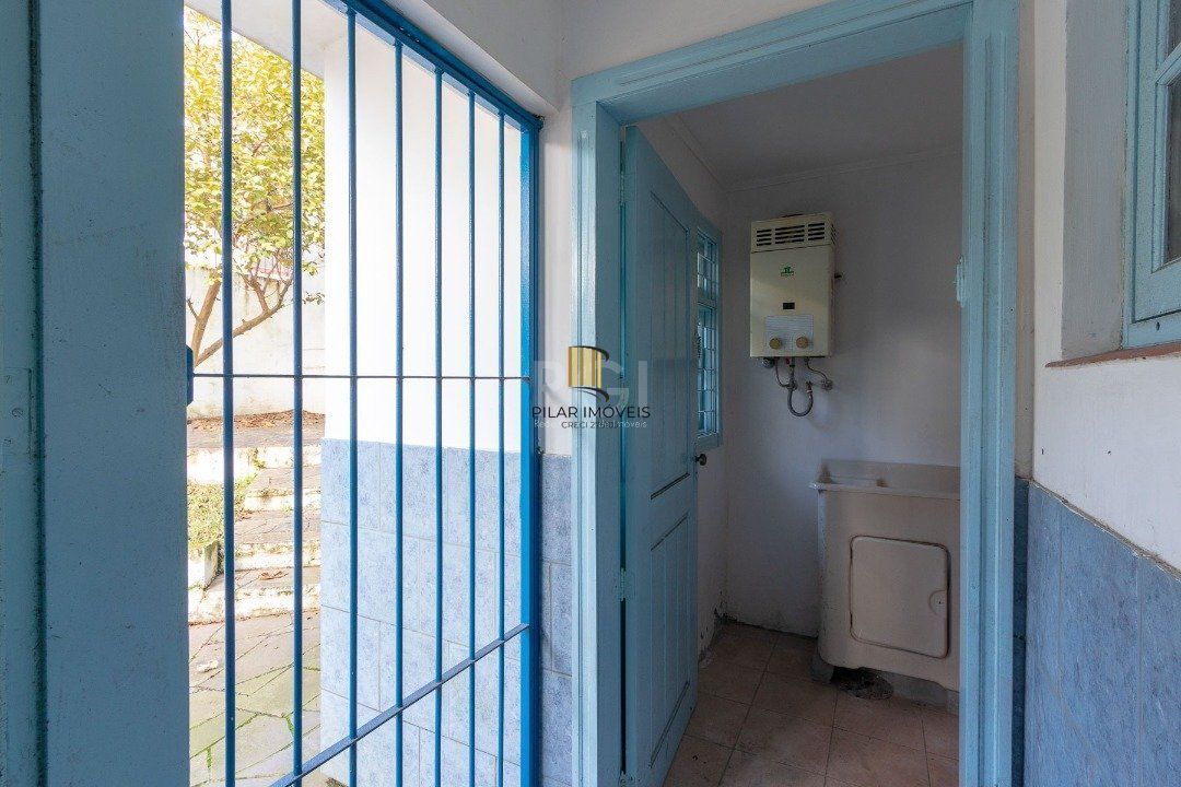 Casa com piscina em localização nobre no bairro Tristeza com vista para Rio Guaíba.