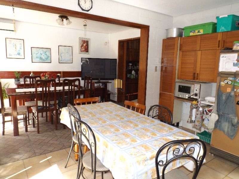 Casa para Venda - 250m², 3 dormitórios, sendo 3 suites, 7 vagas - Medianeira