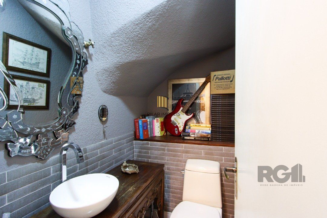 Casa com 327m² de área privativa, oferecendo 3 dormitórios, sendo 3 suítes