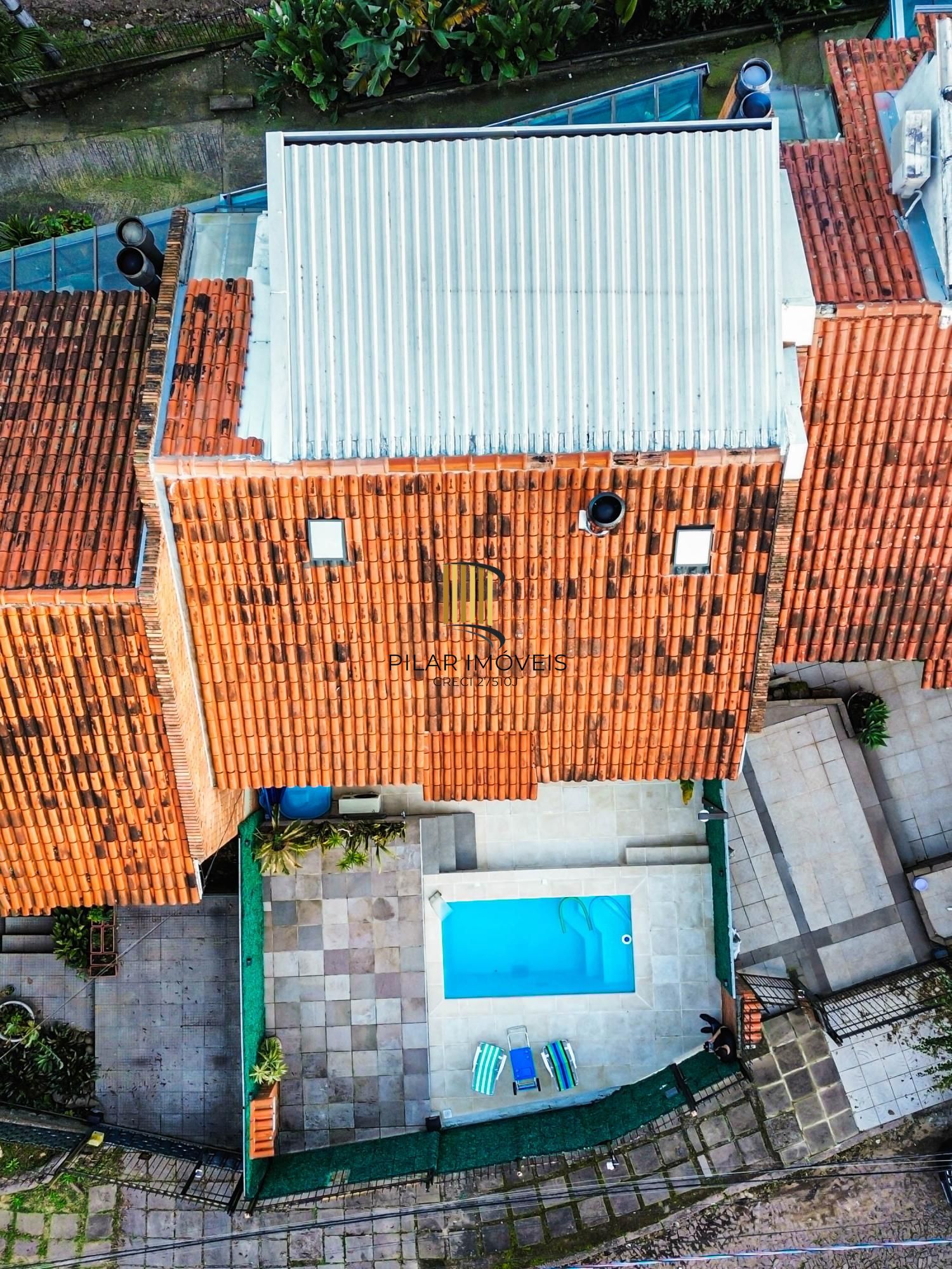 Casa na Vila Conceição, 3 dormitórios, 1 suíte, churrasqueira, lareira, 4 vagas, piscina aquecida e vista perene para o Rio.