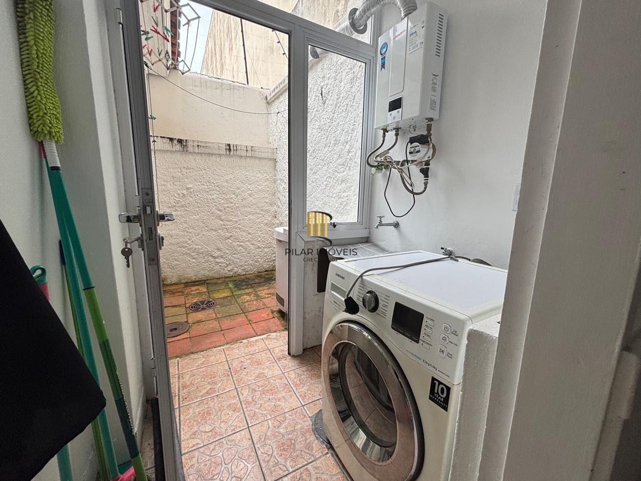 Casa estilo sobrado 2 dormitórios