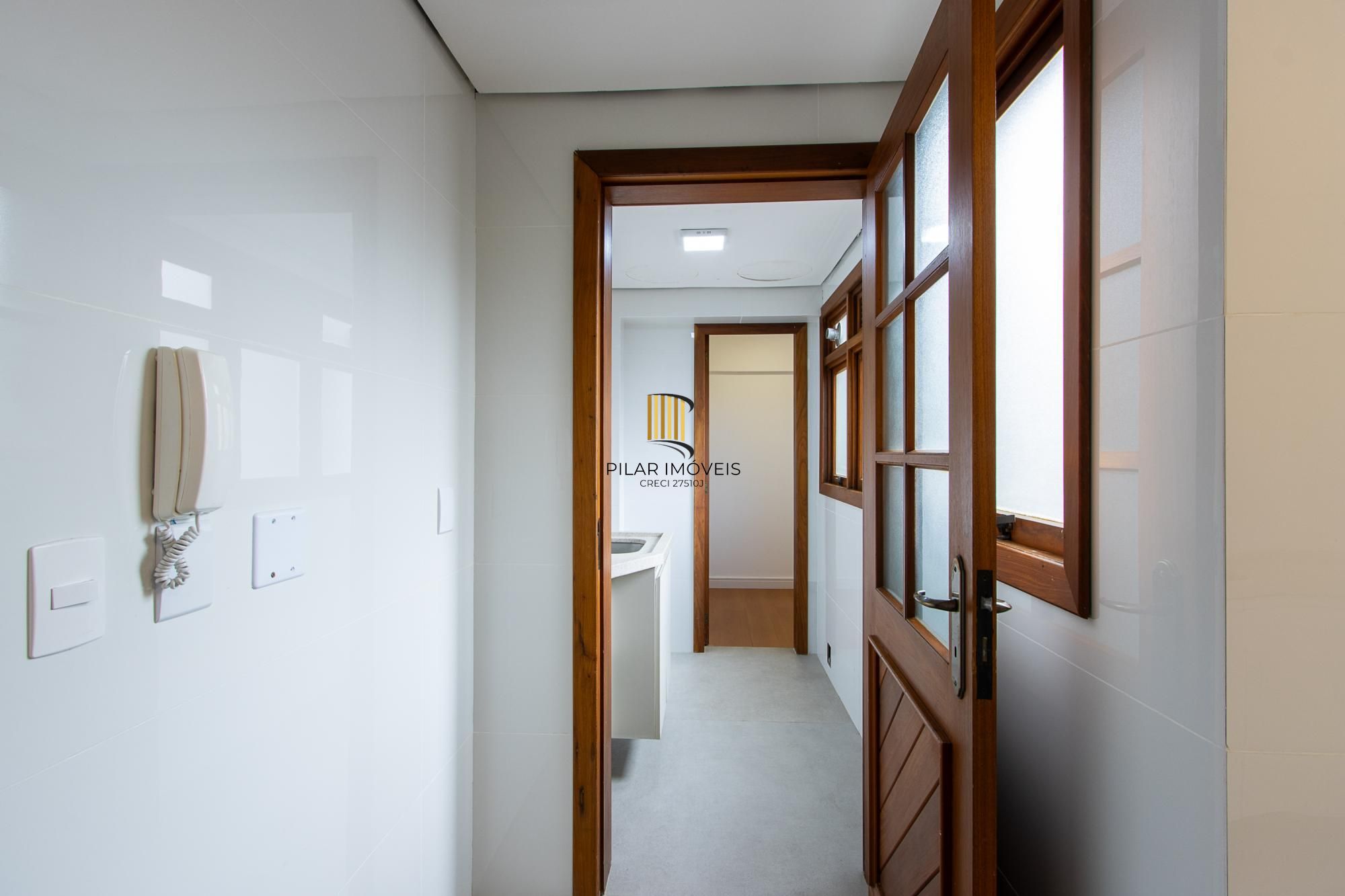 Apartamento com 114.02m², 3 dorm, Petrópolis com lareira e churrasqueira