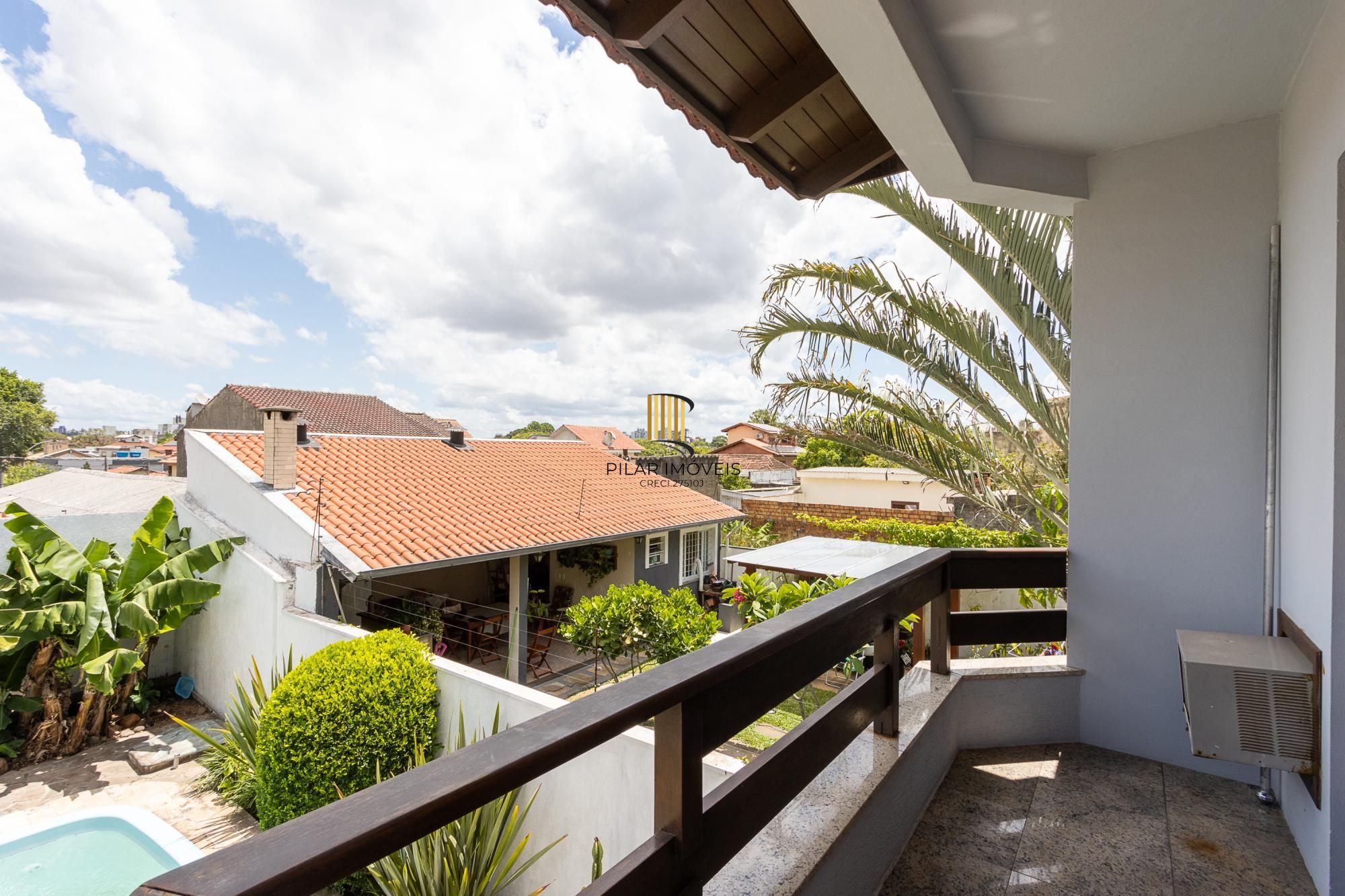 Sobrado, 3 quartos, 2 vagas, pátio com piscina - Bairro Nonoai