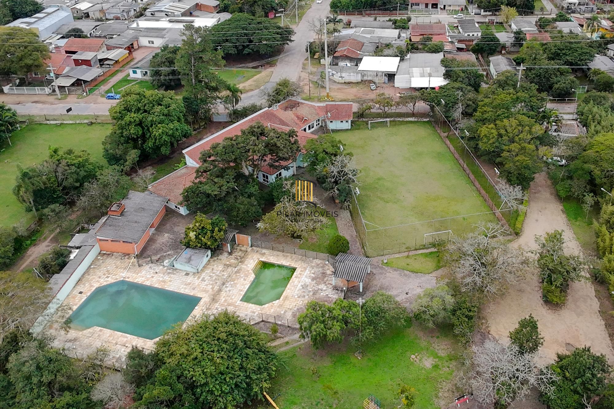 Terreno com edificações para múltiplos negócios lucrativos.