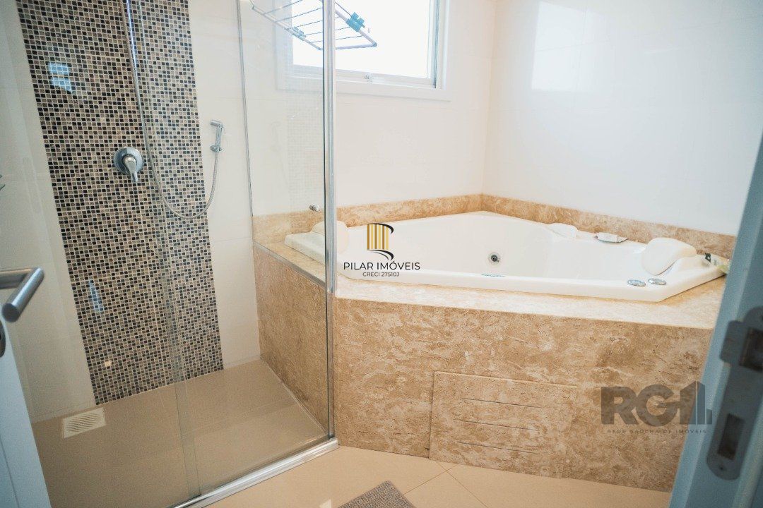 Oportunidade Única! Casa em Condomínio à Beira do Lago com 4 Suítes, sendo uma Térrea e uma Suíte Master Espetacular!
