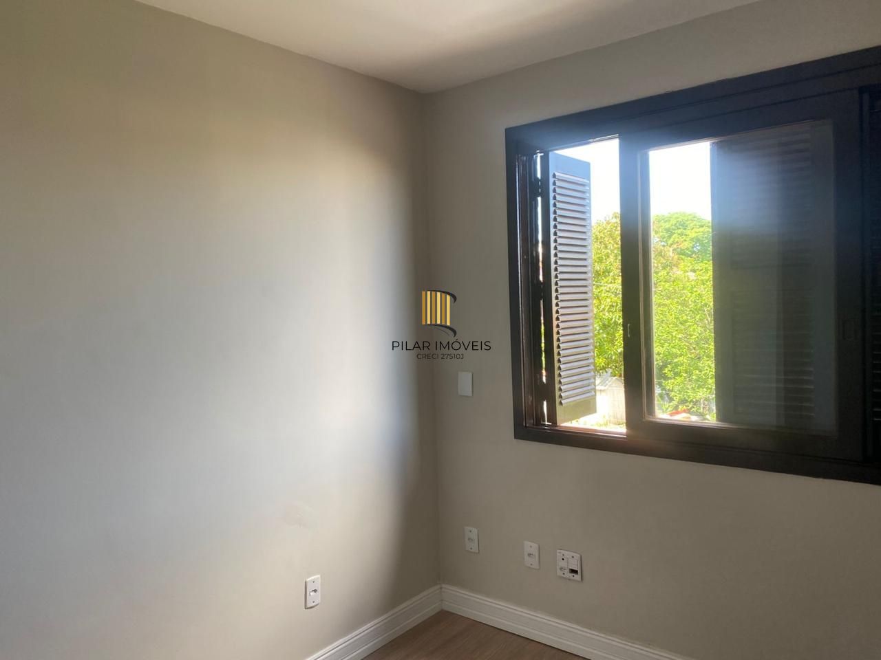 Casa 3 dormitórios, sendo 1 suíte, 2 vagas de garragem - bairro Ipanema