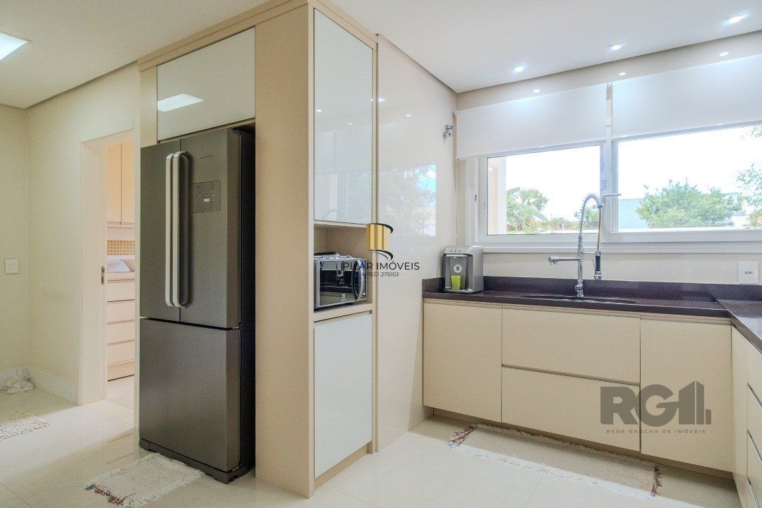 Casa semimobiliada e possui 3 suítes (sendo 1 delas master com closet e hidro)