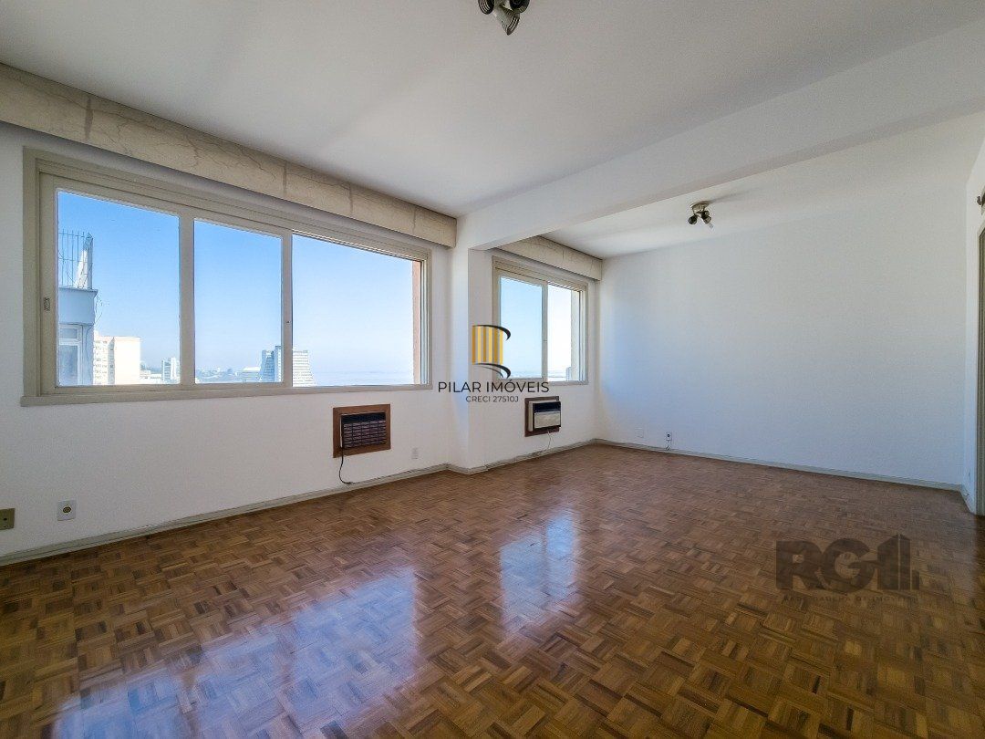 Apartamento, 3 quartos, 1 suite, dependência de empregada, elevador - Centro Histórico - Porto Alegre
