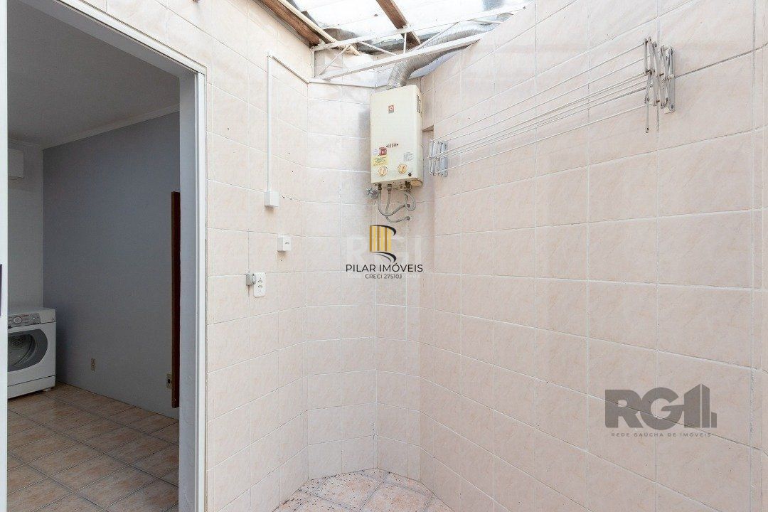 Casa em condomínio com 3 dormitórios, 3 banheiros no bairro Cristal