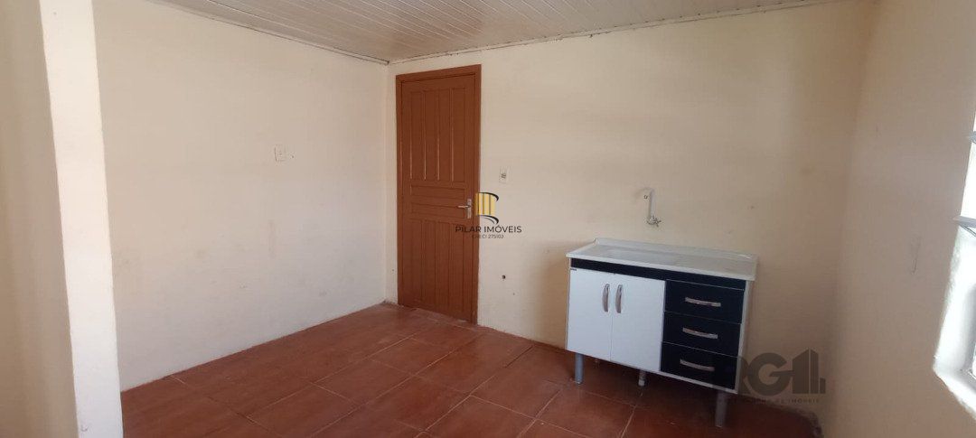 Casa térrea de 2 quartos, sala, cozinha, banheiro social e pátio.