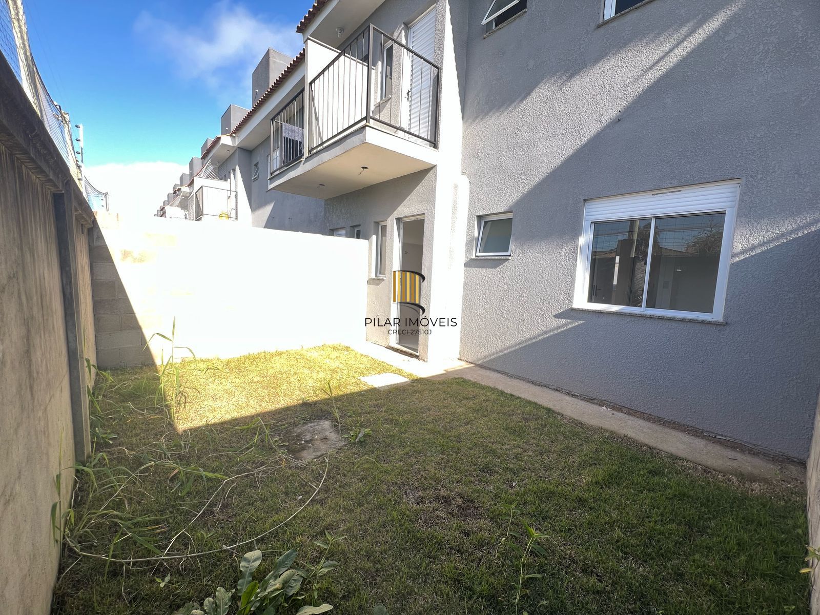 Casa com 2 dormitórios, banheiro social e pátio
