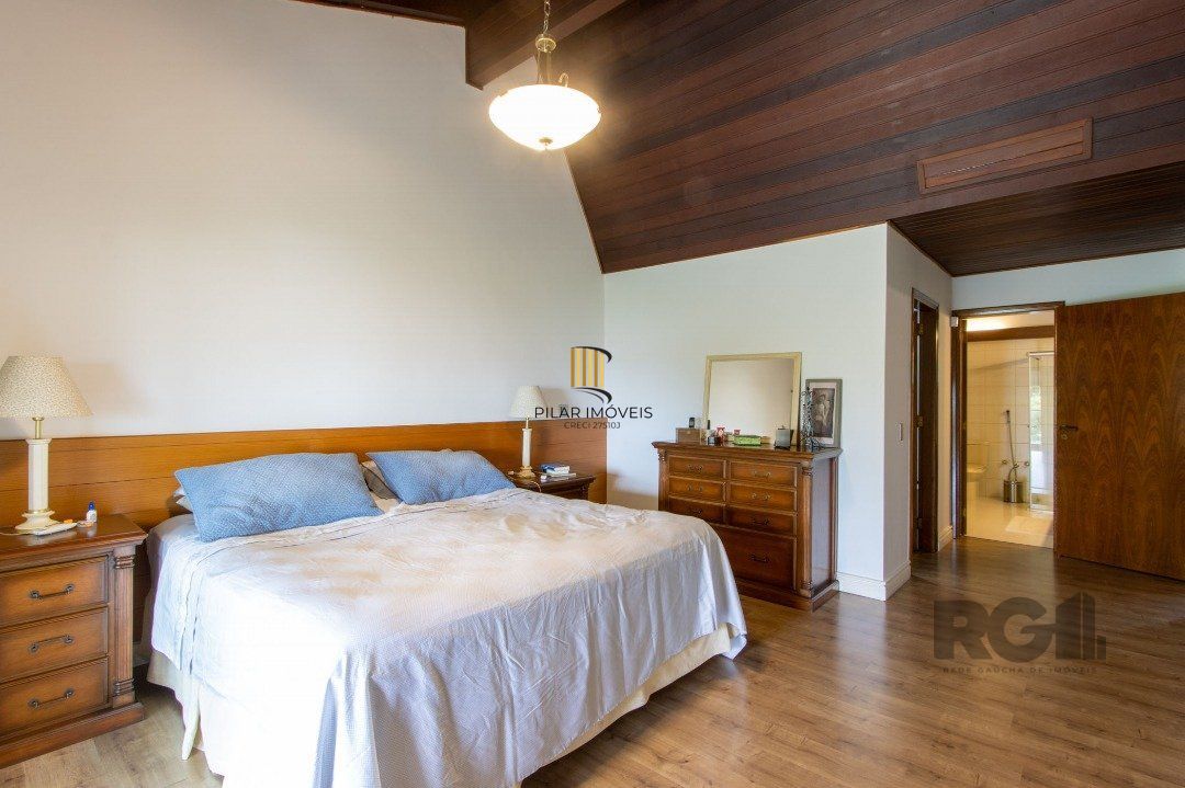 Sobrado com vista para Rio, 3 quartos, 2 suites, pátio, piscina, vaga para 4 carros - Bairro Vila Assunção