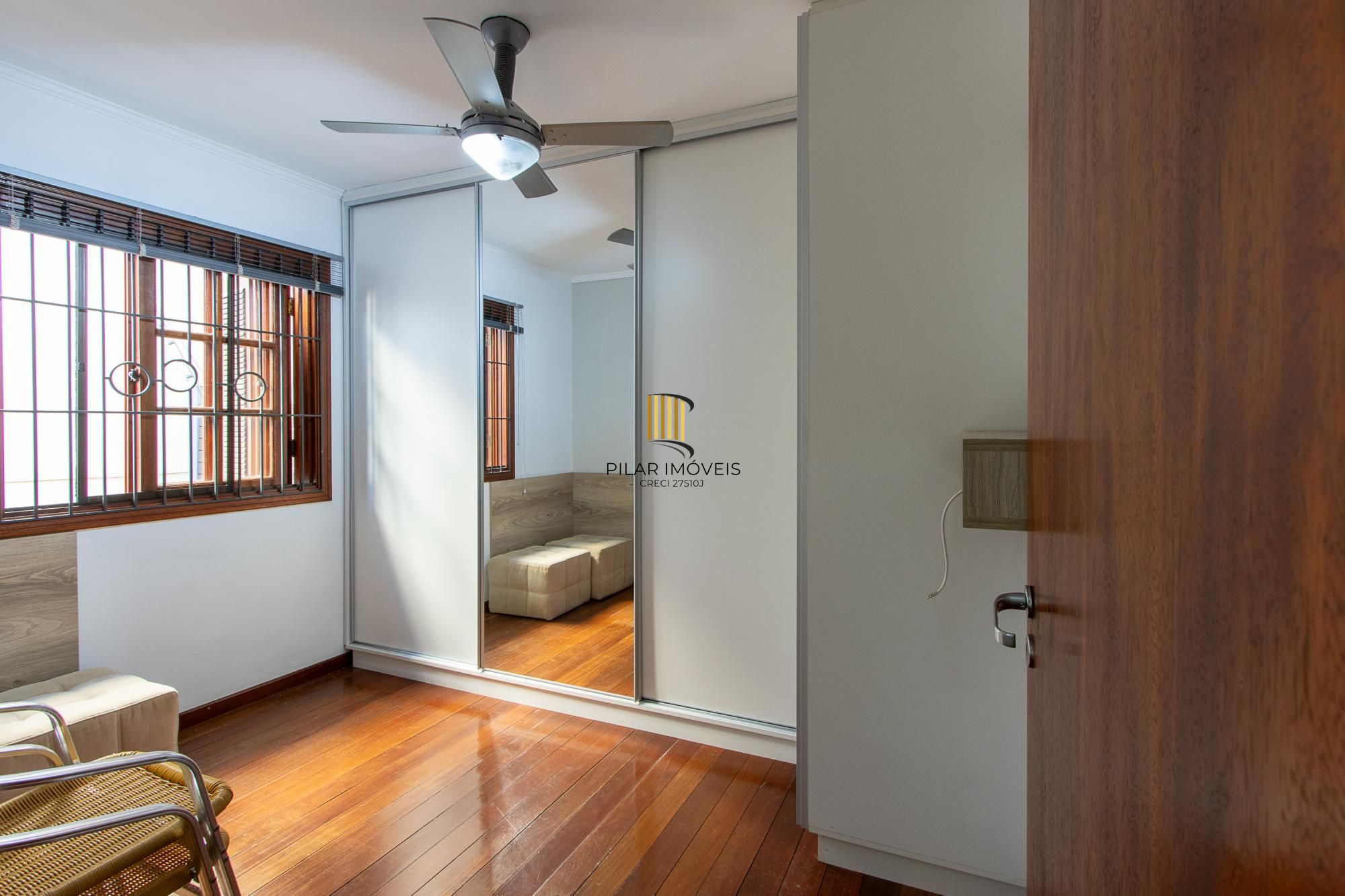 Excelente casa de 3 dormitórios, 1 suíte, pátio, piscina e vaga para 2 carros cobertas.