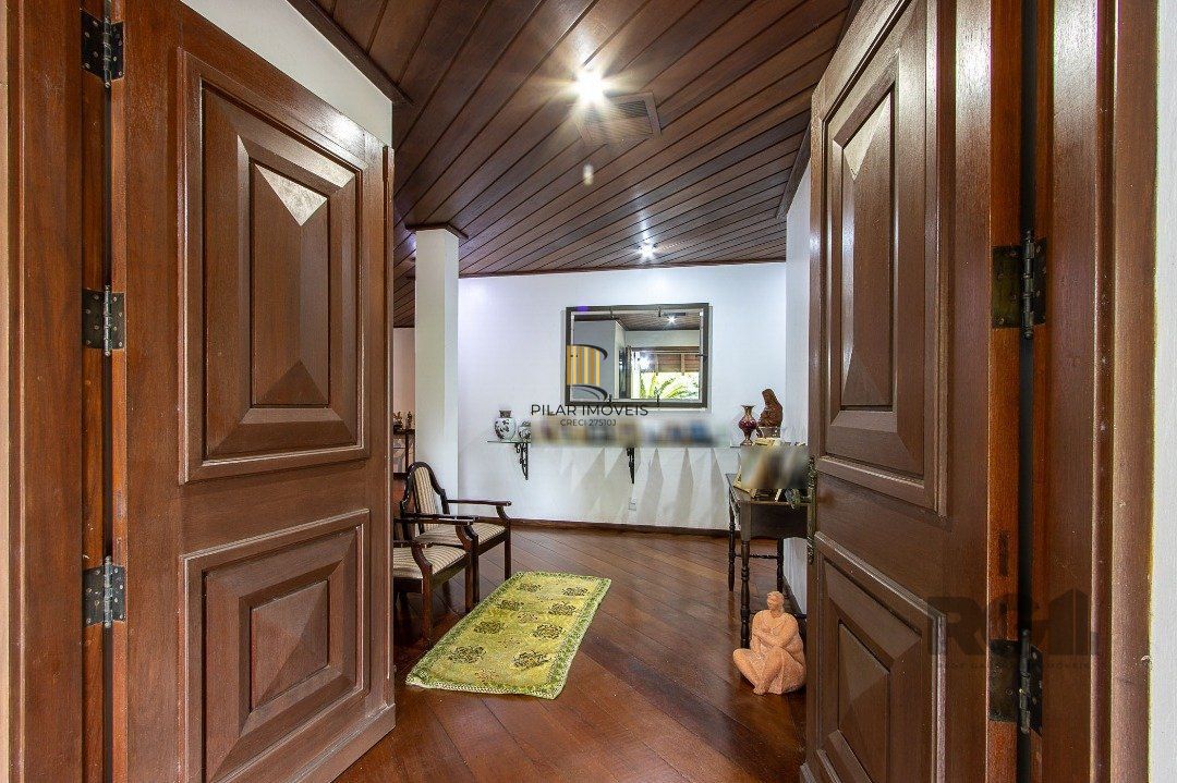 Casa de Condomínio 6 dormitórios no bairro Cavalhada