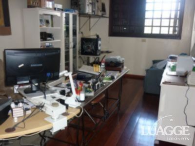 casa com 4 dormitórios, sendo uma suíte , e 530 area privativa