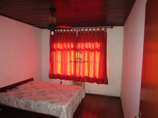 Casa térrea, com 3 dormitórios, 1 suíte, no bairro Nonoai.