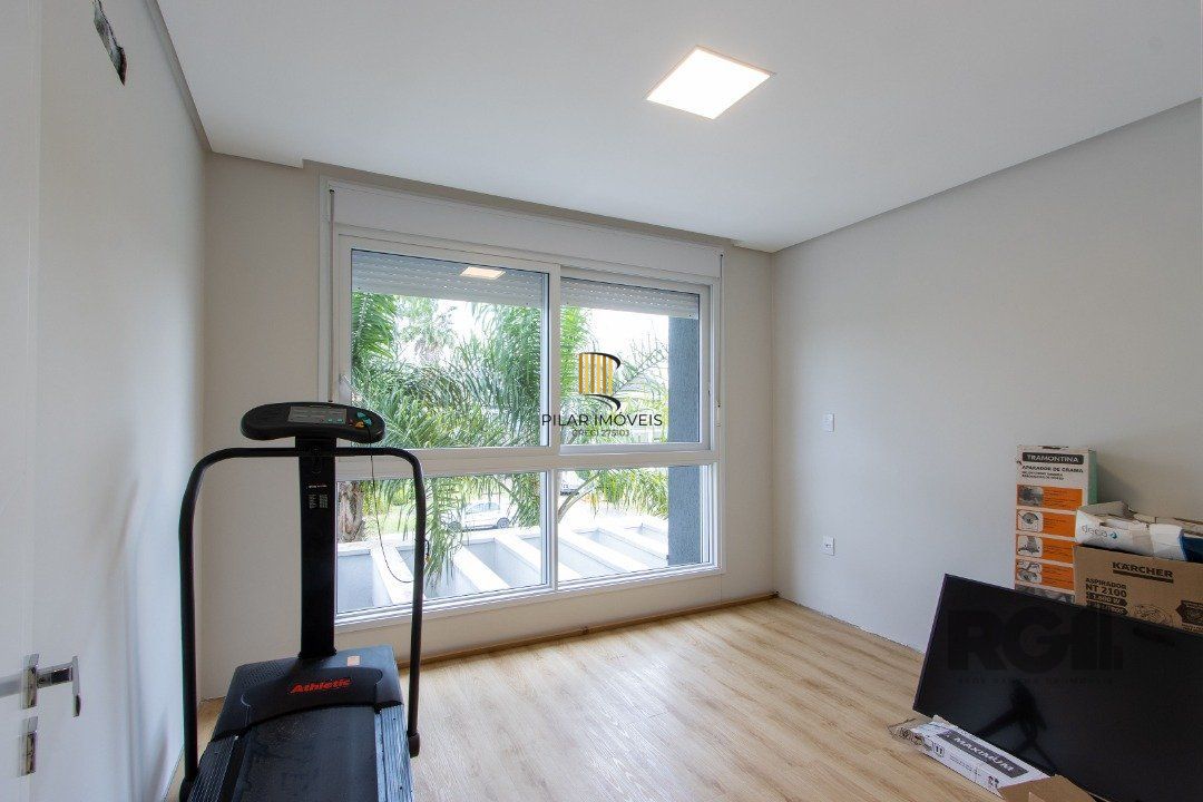 casa com  3 suítes no piso superior, mais 1 suíte no primeiro pavimento.