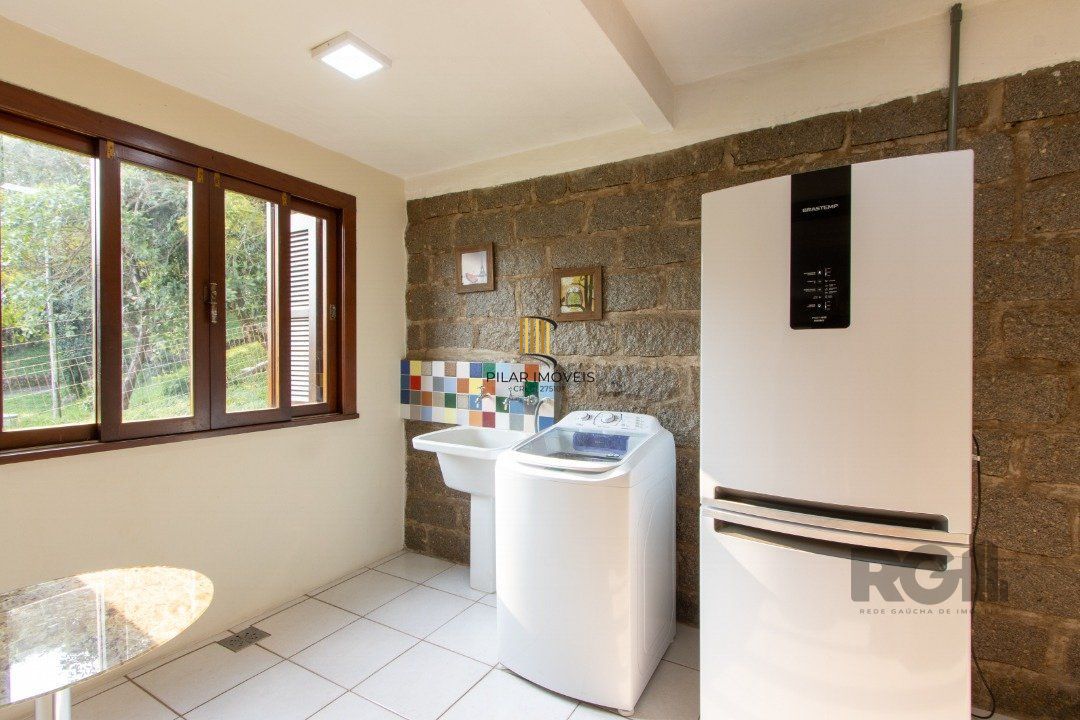 Casa para Venda - 220m², 3 dormitórios, sendo 2 suites, 5 vagas - Espirito Santo