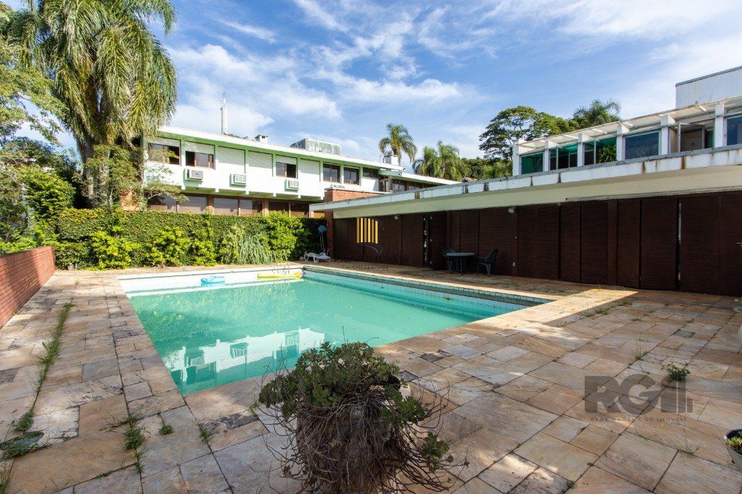 Casa com 724 m² privativos, 4 dormitórios sendo 4 suítes, 6 vagas sendo 3 cobertas