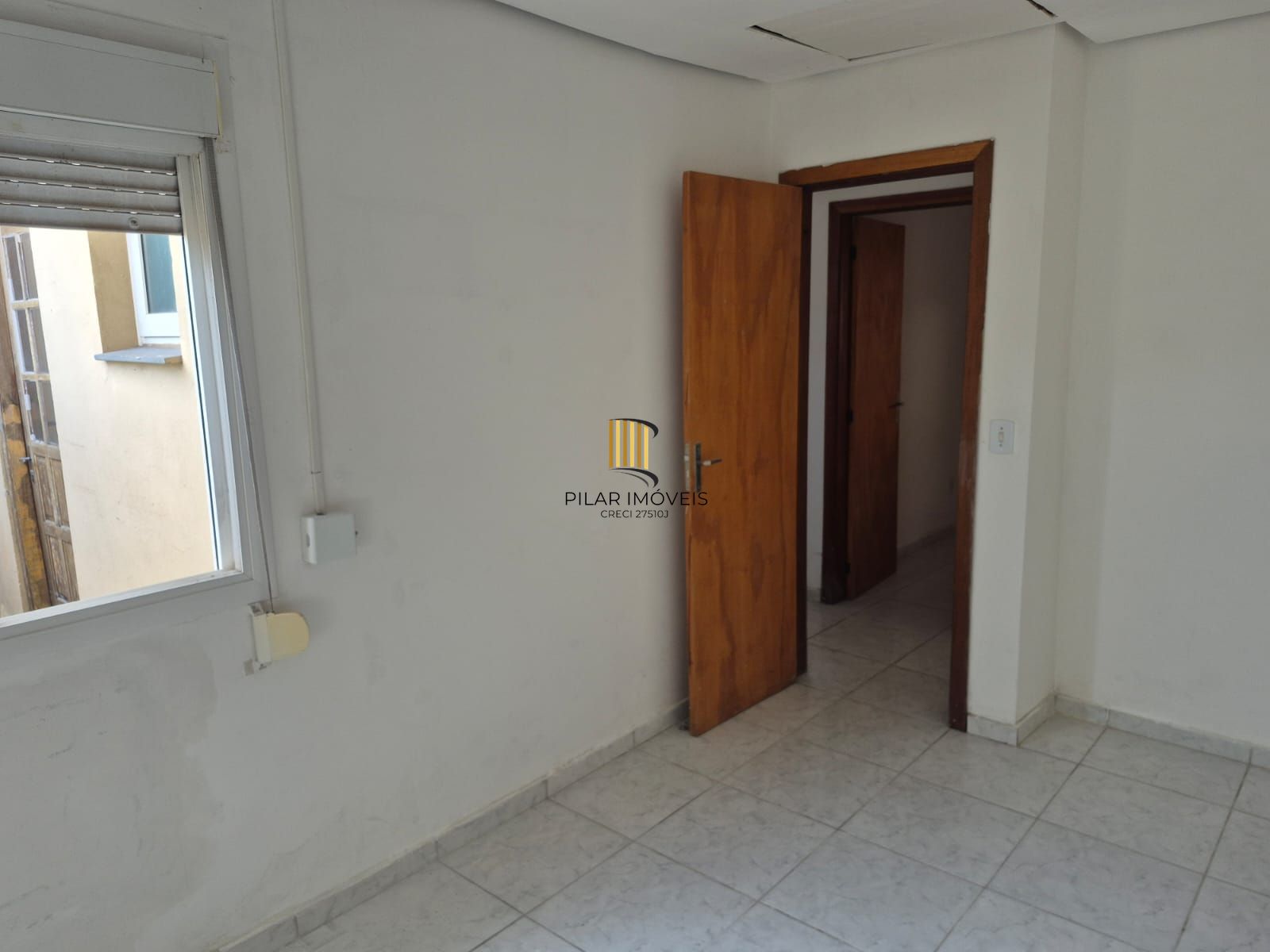 Casa de condomínio, 2 dormitórios, 1 banheiro e 1 vaga de garagem.