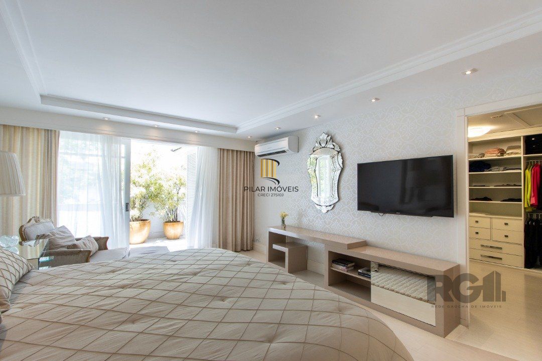 Casa em condominio, mobiliada com 741m² privativos , com 3 suítes- master
