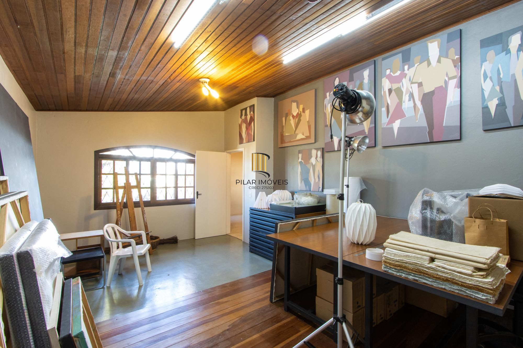 Casa de Alvenaria, possui 3 dormitórios, uma suíte, hall de entrada, lavabo,  living com lareira, cozinha ampla com armários, área gourmet com churrasqueira, corredor, pátio e 4 vagas de garagem, uma construção em anexo que possui hall de entrada, lavabo, living, cozinha, escritório, banheiro social