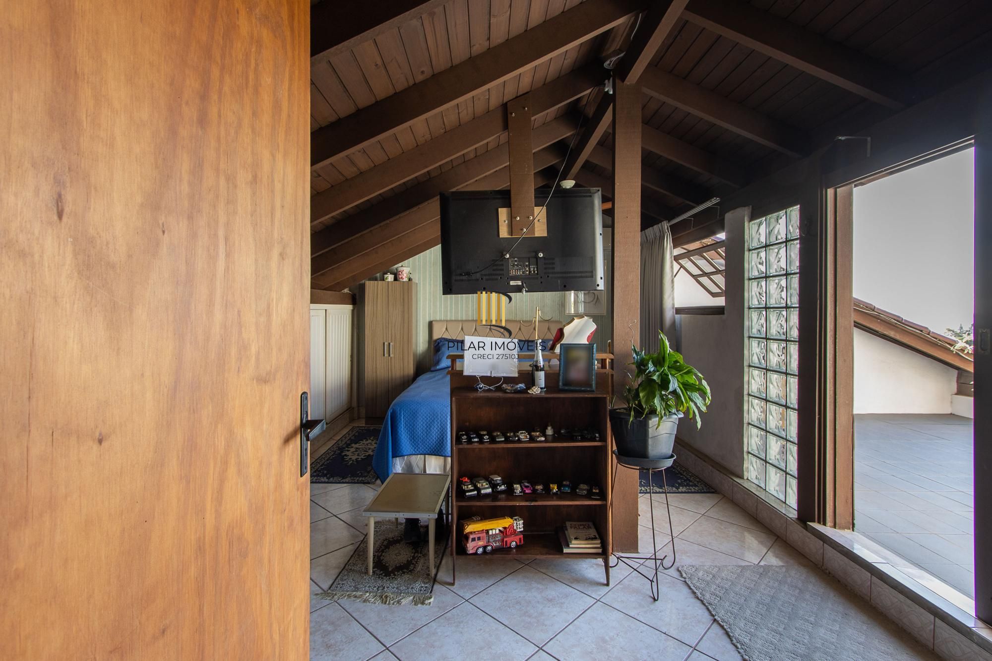 **Casa de 05 dormitórios, 03 suítes, 06 Banheiros, com 315,10m² privativos na Vila Conceição, Porto Alegre, RS**