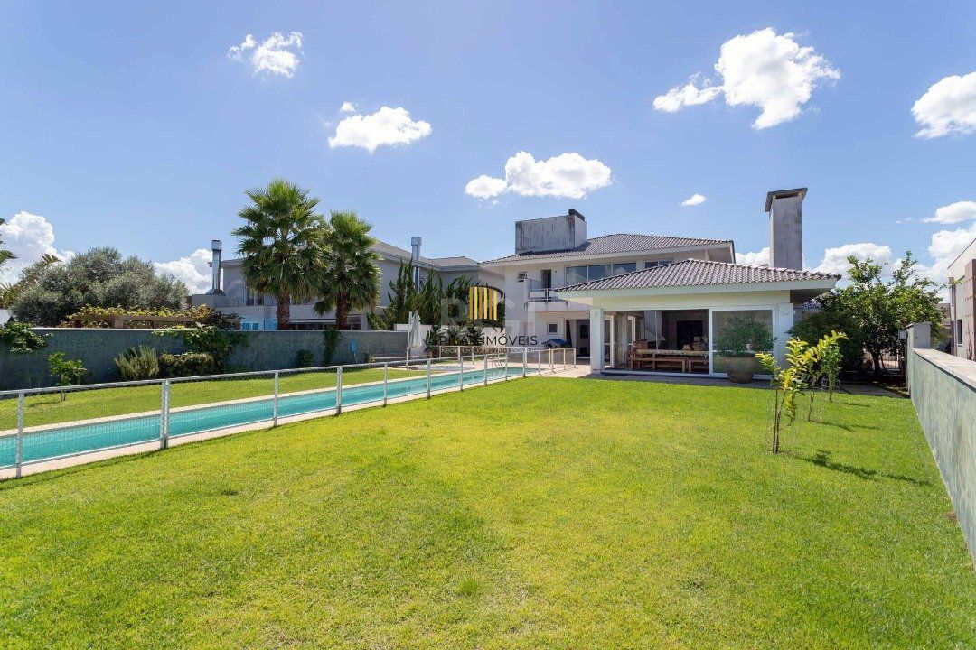 casa no Condomínio Terra Ville com 5 suítes, sendo duas suítes master, duas suítes americanas e uma suíte térrea.