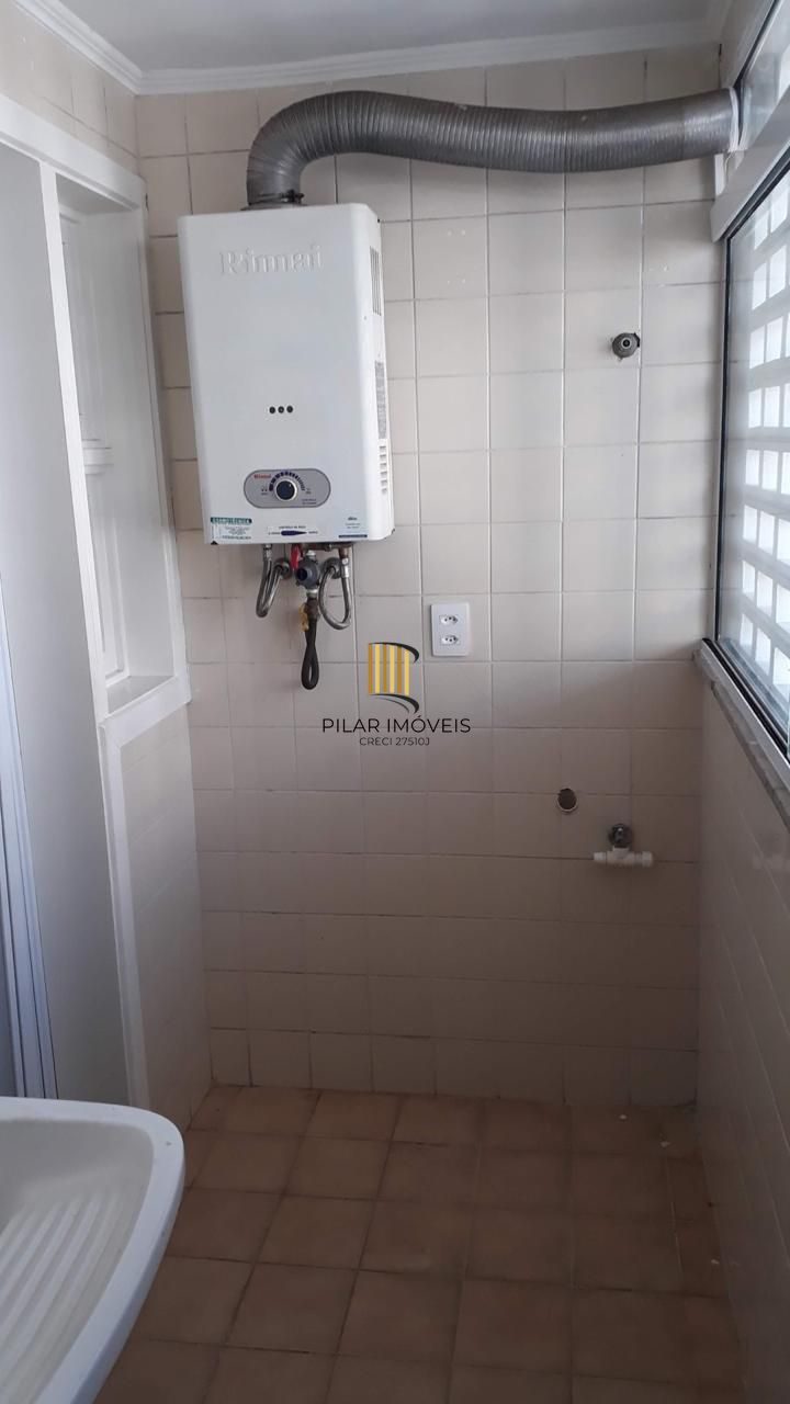 Cobertura com 137m², no Bairro Cristal, de 2 dormitórios, sento uma suíte, ampla sacada, churrasqueira, vista panorâmica, vaga coberta.