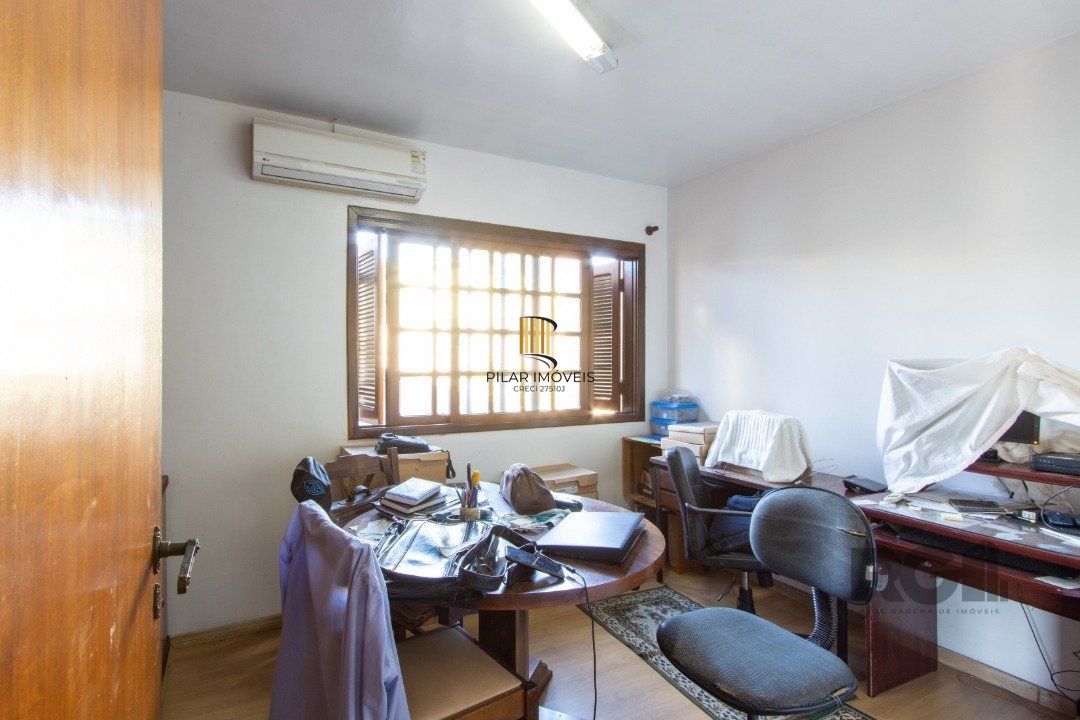 Casa para Venda - 300m², 3 dormitórios, sendo 1 suites, 4 vagas - Tristeza