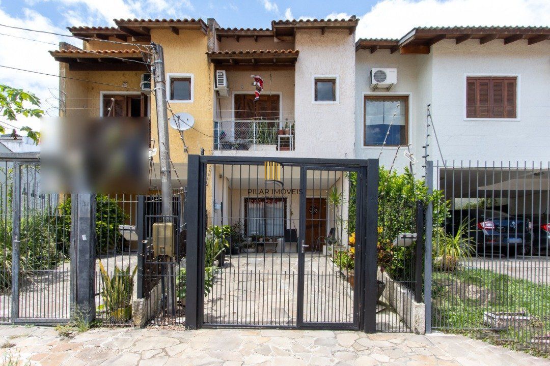 Sobrado com 2 dormitórios, com churrasqueira, lareira, pátio, na Zona Sul.