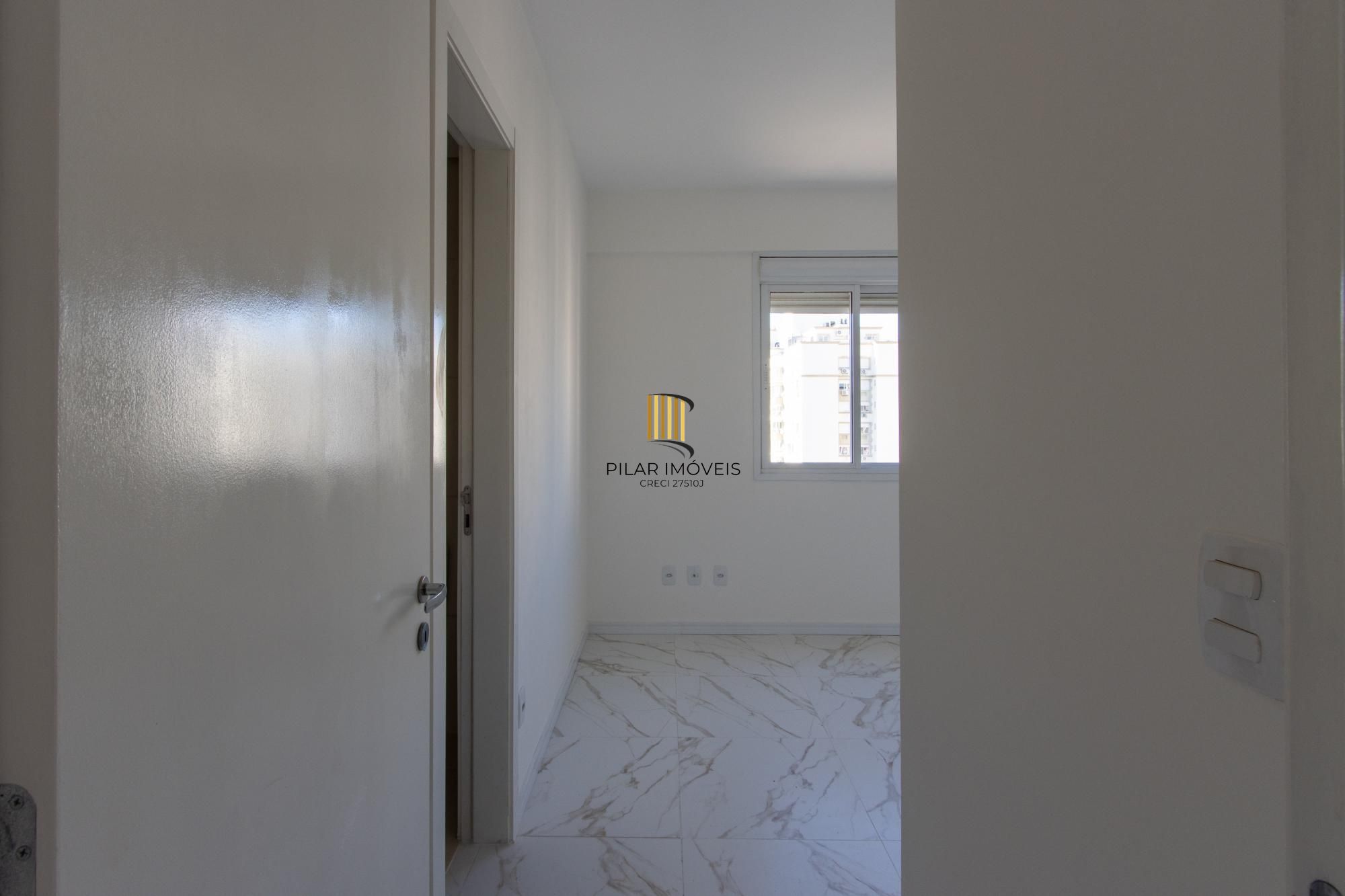 Apto com 3 dormitórios suíte e box coberto ( nunca habitado e reformado )