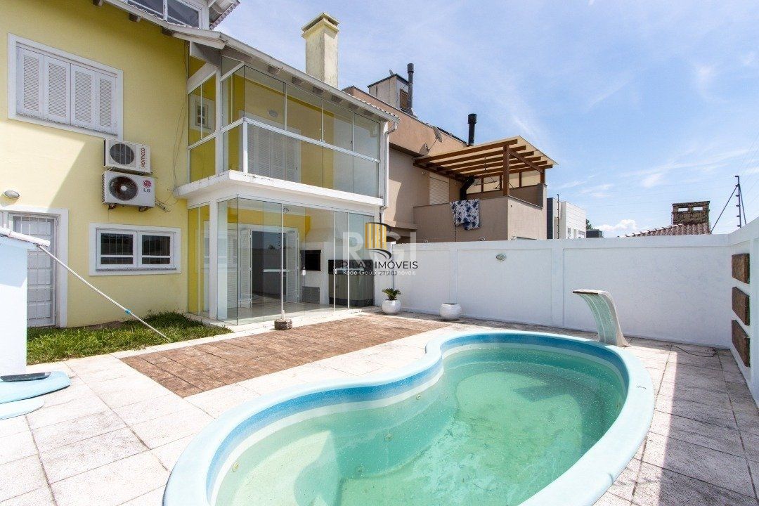 Uma suíte, estar íntimo, living 2 ambientes, lareira, lavabo, cozinha mobiliada,