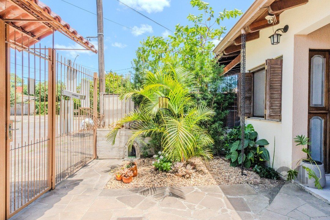 Casa 3 dormitórios no bairro Hípica