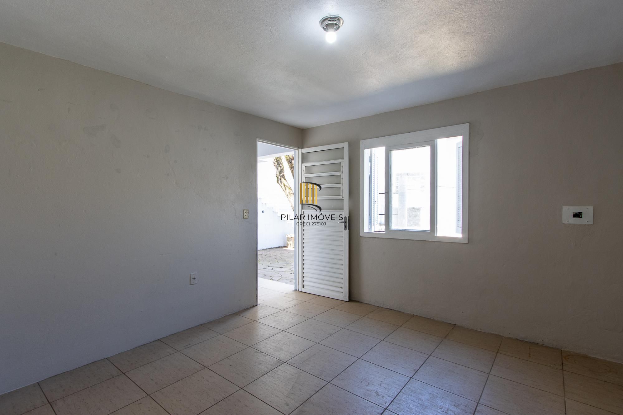 Casa de alvenaria, com 3 quartos, 1 suíte e 3 vagas de garagem.