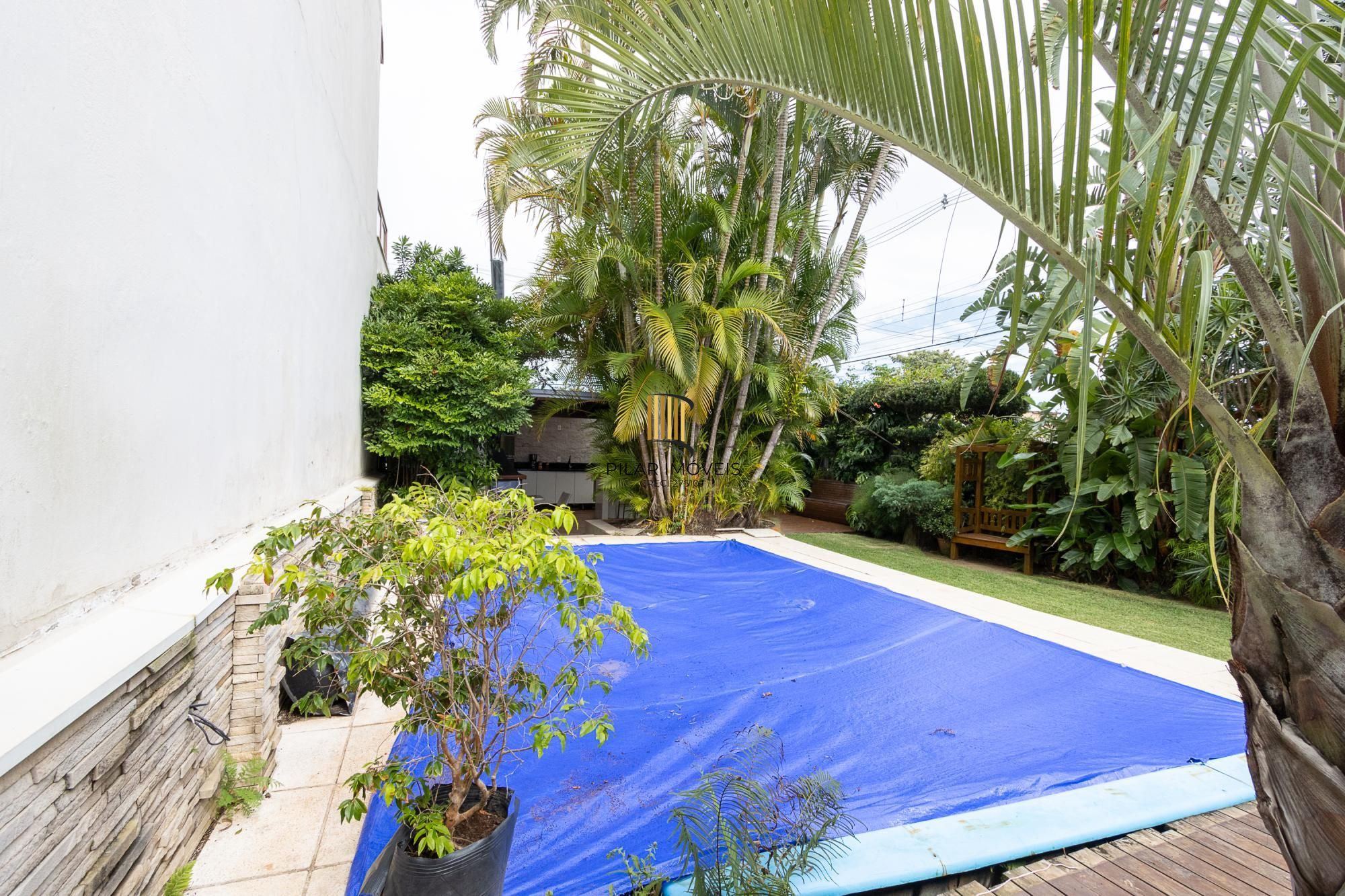 Casa térrea, 2 dormitórios, 1 suíte e 2 vagas no bairro Aberta dos Morros.