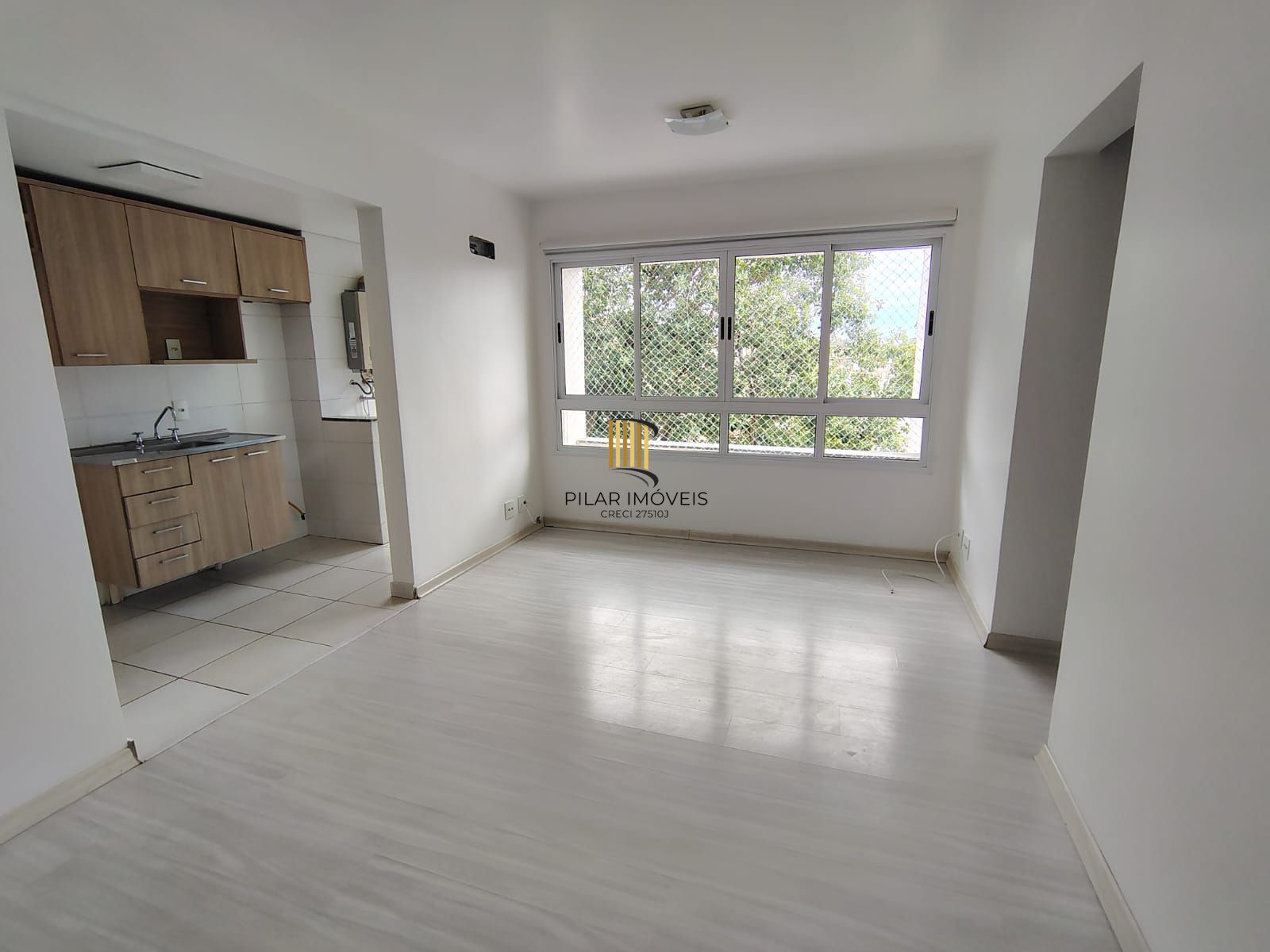 Apartamento de 2 dormitórios, living, cozinha planejada, área de serviço, banheiro social e 1 vaga de garagem escriturada.