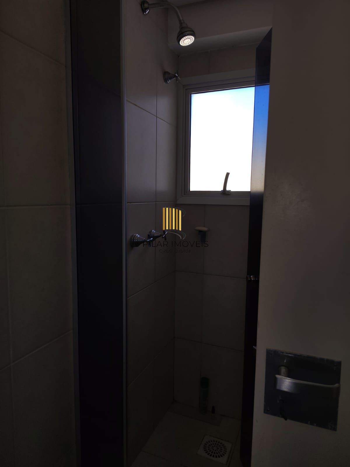 Cobertura de 3 dormitórios, 1 suíte, 2 vagas escrituradas e vista para o Guaíba.