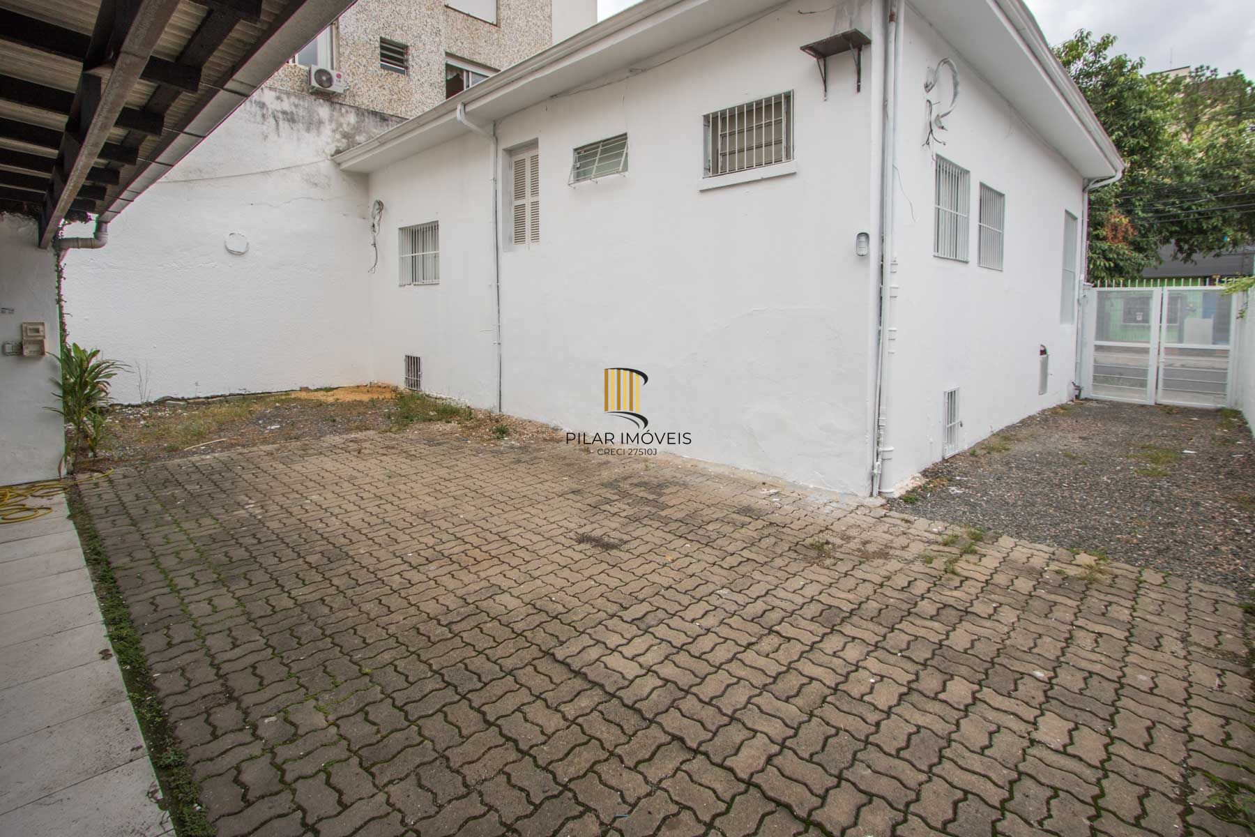 Casa comercial com aproximadamente 157m² privativos