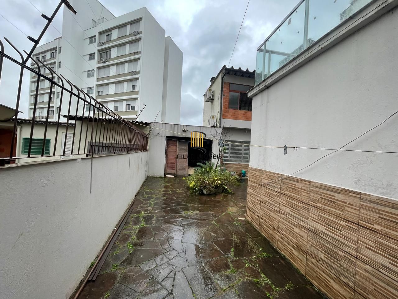 Terreno amplo com 690m², com duas casas construídas para moradia ou investyirdores!!