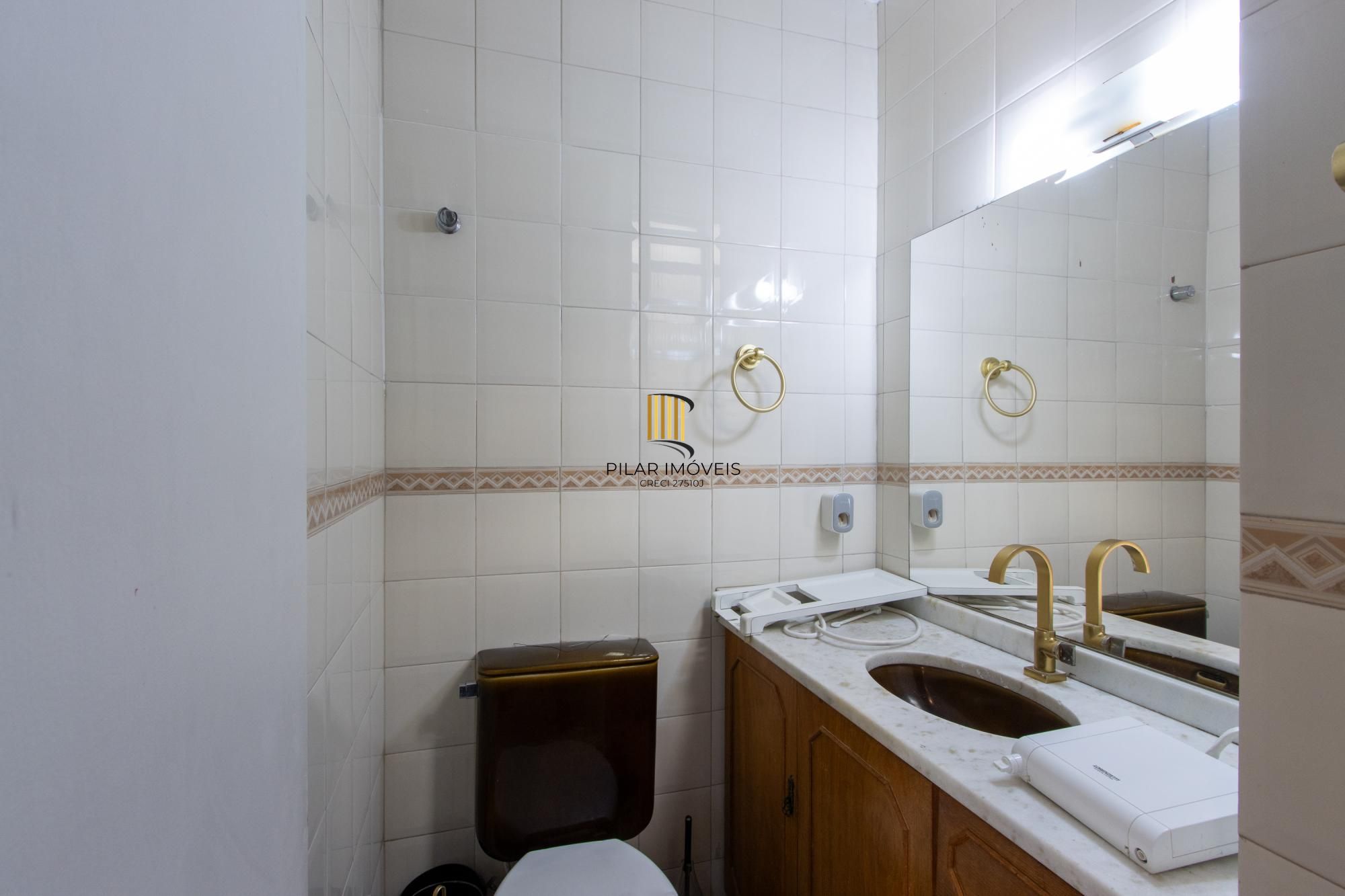 Apartamento de 3 quartos reformado, 1 banheiro - Bairro Camaquã.