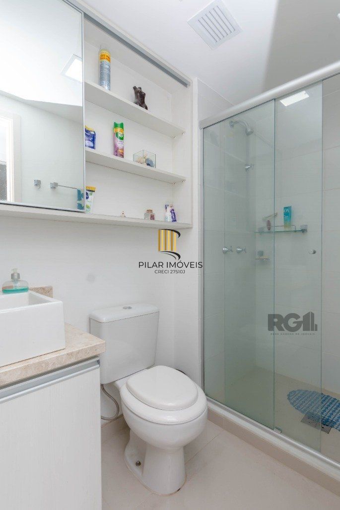 Apartamento andar alto que possui 2 dormitórios, sendo 1 súite, living para 2 ambientes, cozinha mobiliada, banheiro auxiliar