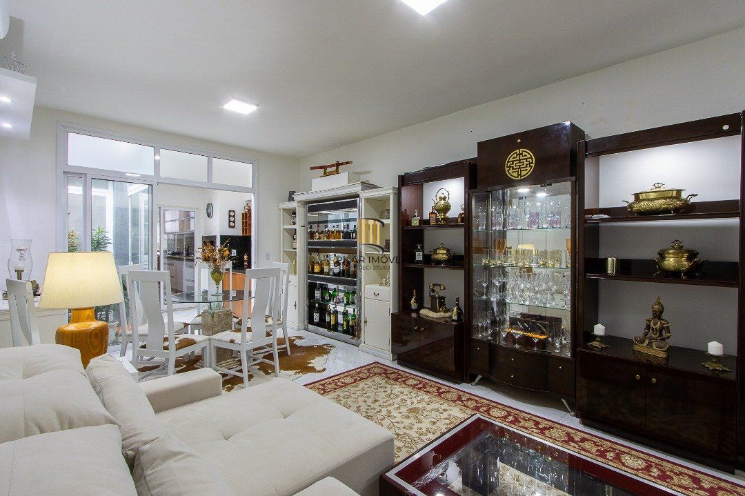 casa possui 3 suítes, 2 com closet