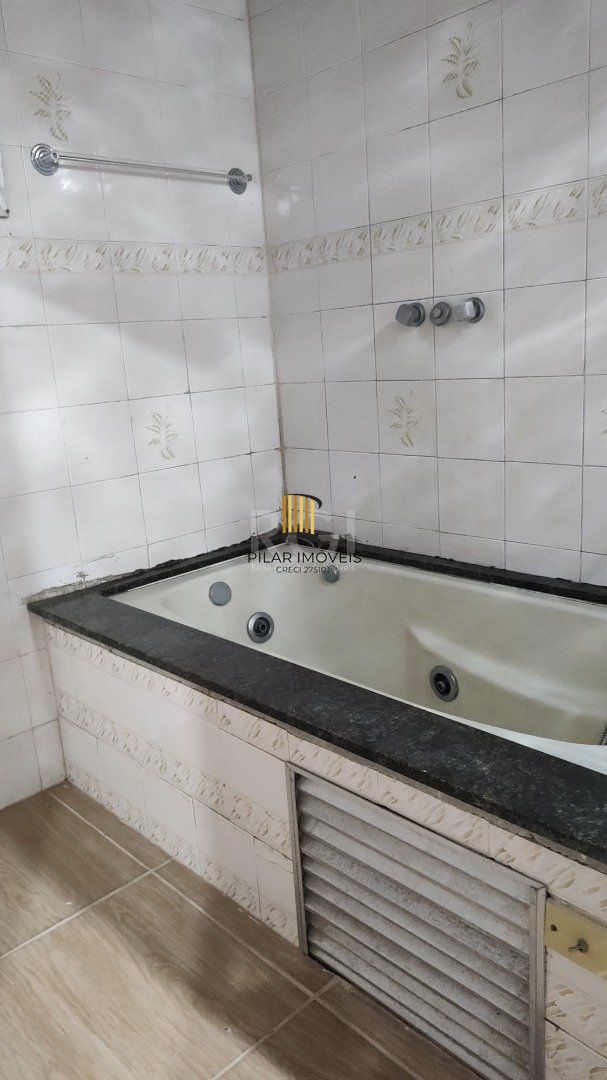 Sito à venda no Lami, com casa com quartos, 1 banheiro e piscina