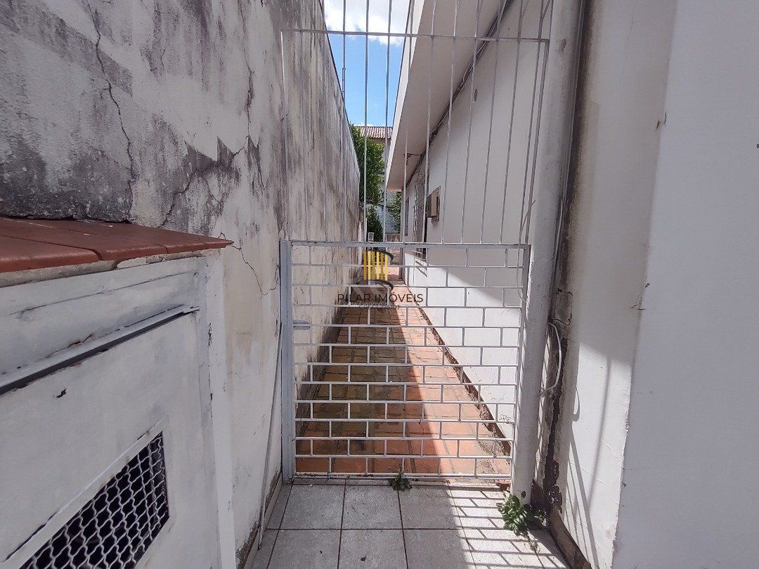 Casa à venda com 3 quartos, 1 vaga e pátio - Bairro Medianeira